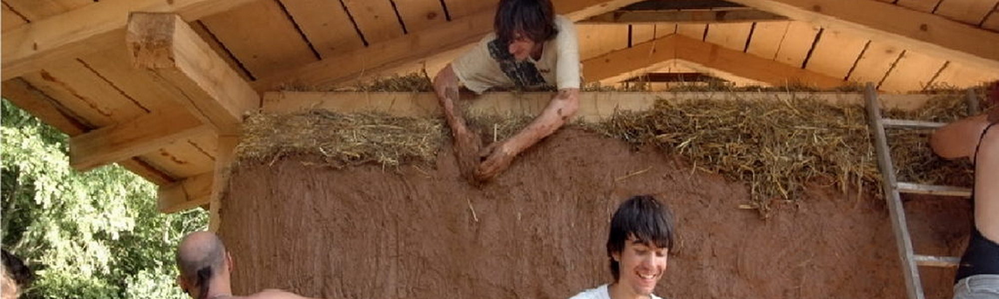 interso_ozadje_gradnja_s_slamo